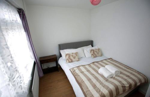 PrimeLuxe Stays - Modern 1BR Apartment with Private Garden Sleeps 4 Near ExCeL and London City Airport - Photo 9