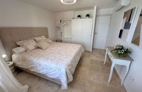 Modern beachfront apartment 2 Bdrm , incredible views - Photo 9