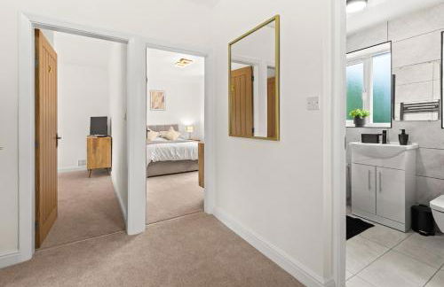 4 Bed Home sleeps 7 close to Cheshire Oaks Princes Rd - Photo 37