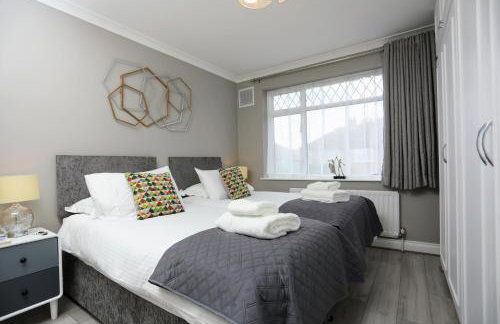 Aisiki Stays Apartments at Hillingdon, 3-Bedroom & 2-Bathroom, Pet-Friendly House with Garden, King or Twin Beds with Free WiFi and Parking Space - Foto 5