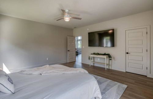 6BR Lakefront Private Dock & Bonfire Sleeps 12 - Foto 27