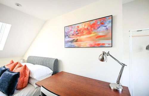 Modern 2BR Apartment for Contractors, Balcony & Fast Wi-Fi, W6 - Foto 18
