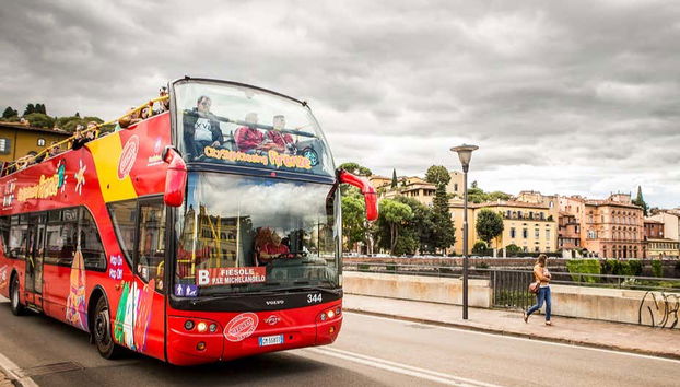 L'autobus turistico in marcia