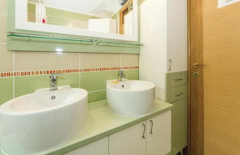 Awesome Home In Mirlovic Polje - Foto 44