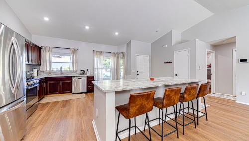 Beautiful home, centrally located to Parks with Pool - Foto 5