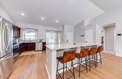 Beautiful home, centrally located to Parks with Pool - Foto 5