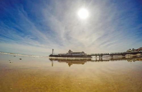 LOOKOUT by BOURNECOAST - A Stylish Flat with a Balcony, SEA GLIMPSES and Parking- Just a 10 Minute Walk to the Sandy Beaches - FM8405 - Photo 31