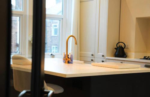 Modern 2 Bed 2 Bath Apartment in Prime Jesmond Location - Photo 11