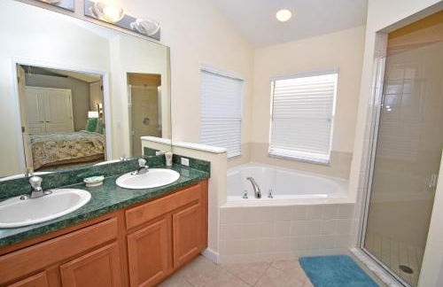 Comfortable Pool Home with Spa & Games Room Close to Disney - Foto 18