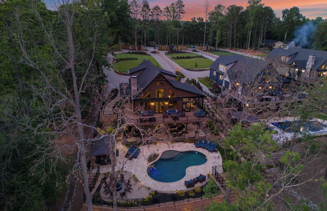 Black Bear Lodge by Avantstay Lakefront, Dock, Pool, Theater Sleeps 20+ - Foto 74