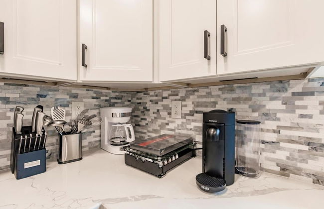 Modern Spacious Home With Pool Jacuzzi - Photo 52