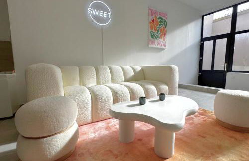 Le Sweet - By BEST KEYS - Suite Design avec Spa Privatif Balnéo - Centre-Ville - Lit Queen Size - Smart TV Netflix - Ambiance Romantique - WiFi Fibre - Check-in Autonome - Foto 6