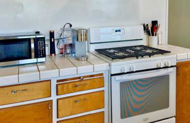 Quaint Mid-Century Cottage by the Coast - Foto 9