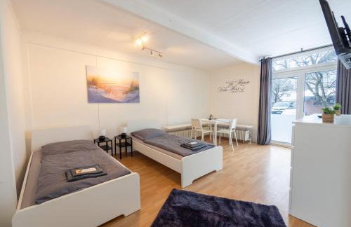 Monteurwohnung-mit-Terrasse-fuer-7-Personen-WLAN-TV-Kueche-Ahrensburg-Naehe-Hamburg-AGRP1204 - Photo 1