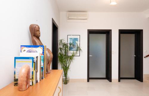 VILLA PHILIPPA - luxurious five-room villa - idyllic location - first row to the sea - spectacular view of the sea bay - unforgettable sunsets - 15 minutes from Supetar ferry port - free parking - private heated pool - Foto 80