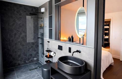 City Centre Roof Terrace Penthouse with Parking - Photo 4