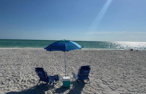 Luxury 2 Bed 2 Bath Waterfront Condo with Patio Sunsets Gym and Parking - Foto 69