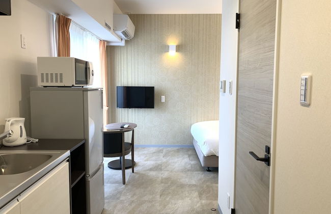 Mr.KINJO Miki24 in front of Makishi Station - Foto 3