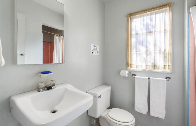 The New Star Motel with Studio-Kitchens: 1950s Extended-Stay Lodging and Retreat Center - Photo 64