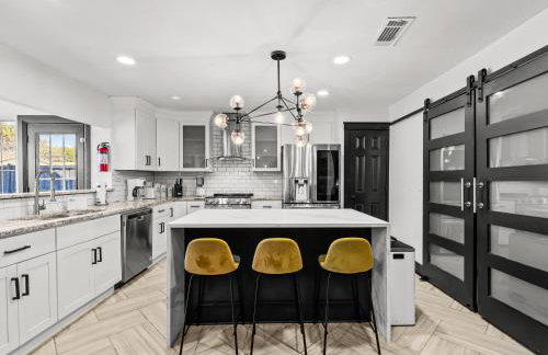 Stunning Carrollton Castle with 4 Bedrooms + Pool + Media Room - Foto 9