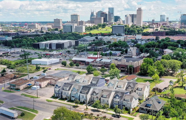 Connie by Avantstay Sleek 4BR Condo in Heart of Nashville - Photo 17
