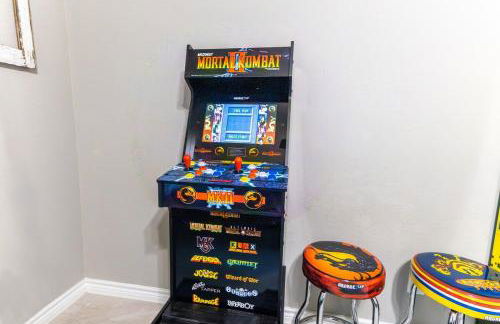 Neon Vibes Outdoor TV Hot Tub Arcade Room - Foto 30