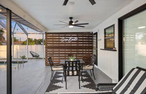 Stylish coastal retreat with Heated Saltwater pool - Foto 5