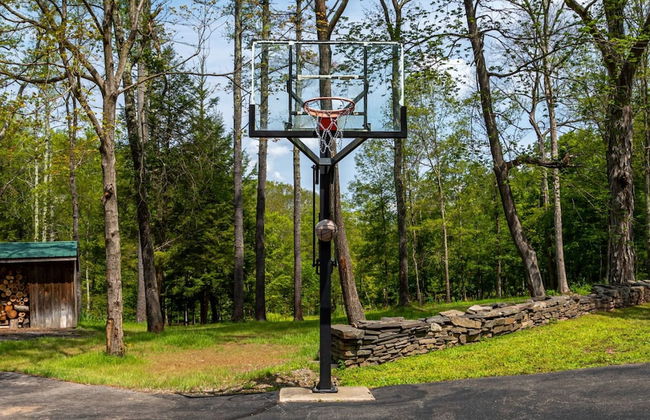 Family Fun Oasis Hot Tub Steam Room Pool Stream Firepit Games - Foto 65