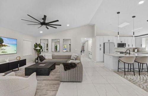 Luxe Pool Home minutes from the beach! - Photo 19