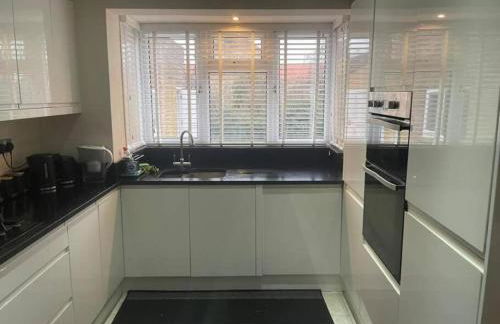 Charming House with Garden - Sleeps 6 & Parking - Foto 14