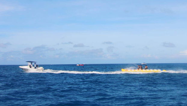 Sfrecciando in banana boat sul mare di Bohol