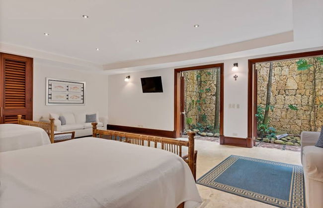 Magnificent Eight Bedroom Holiday Home - Photo 31