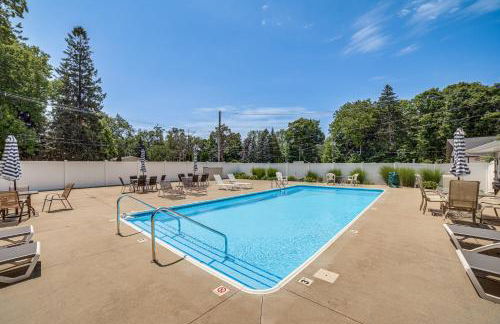 Walk to Lake Michigan - South Haven Condo! - Foto 3