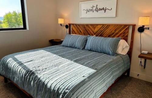 Peaks & Pines Modern Gem, 2 Kings, Bunks, Hot Tub, Walkable, Kid's Cove - Foto 38