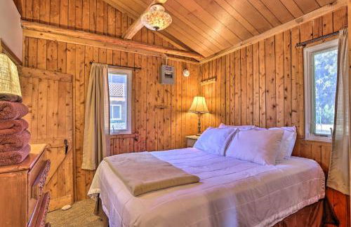 half Mi to Dtwn! Suttons Bay Cottage with Fire Pit - Foto 10