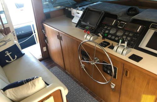 Luxury Afloat Yacht Paradise 3 bedrooms 3bath 5 beds with full Marina view - Foto 15