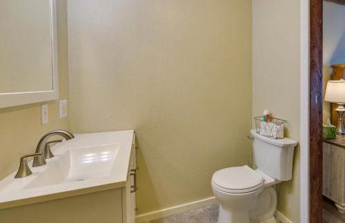 9 Mi to Grove: Home w/ Fire Pit in Southwest City - Foto 16