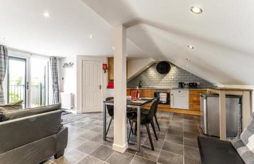 UPSIDE DOWN HOUSE - Sleeps up to 6 Guests - Great for Family and Friends Gatherings,Corporate events ,Near Sherwood Forest at Fairview Farm in Nottingham set in 88 acres - Foto 6