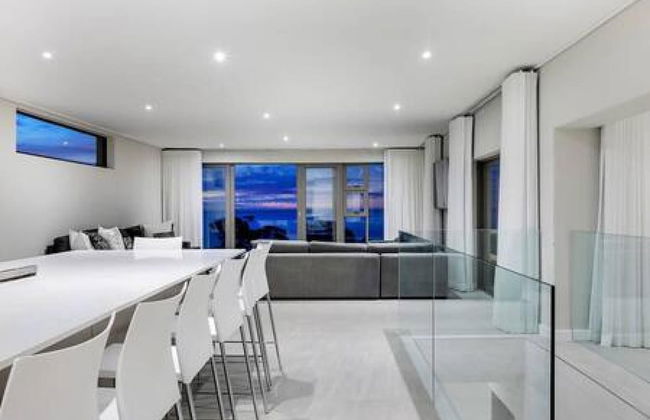 Large 9 Bedroom Villa in Camps Bay w Pool Apostles Views - Photo 12