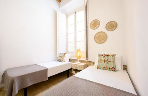 Modern 3 bedroom, city center with patio & high ceilings by 10ToSea - Photo 11