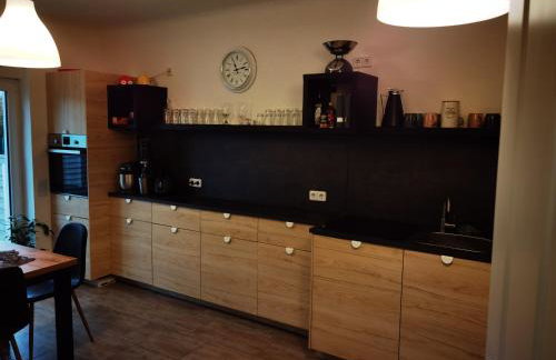 Modernes behagliches Haus mit Kamin, Terrasse und Garten - Foto 24