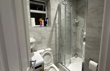 1st Studio Flat With full Private Toilet And Shower With its Own Kitchenette in Keedonwood Road Bromley A Fully Equipped Independent Studio Flat - Photo 20