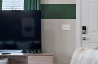 *NEW* Charm on Church ~ Cozy, Modern, Downtown Apt - Foto 47