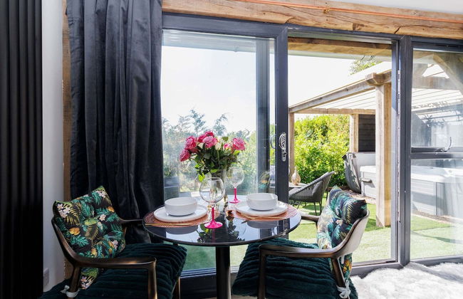 Romantic Countryside Lodge With Hot Tub - Photo 9