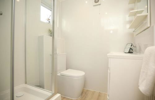 Mount Rd By N And N Stays Contractor Friendly 4 Bed House With Large Driveway, Bath - Photo 34