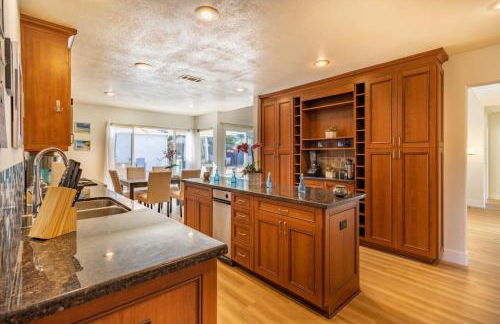 Stunning 4 Bedroom 1 Level- Pool, Spa, Grass Yard, Fire Pit, Garage, BBQ - Foto 20