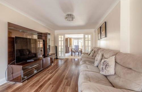 SPACIOUS 3 BEDROOM HOME - GREAT FOR FAMILIES! - By Tempstay - Foto 9