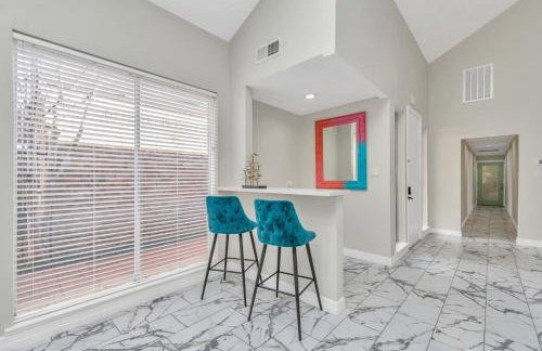 AccessibleGem 3BR Jacuzzi & Air Hockey Sleeps 13 Chinatown - Foto 24