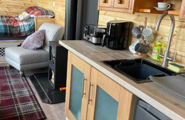 Cuddles & Bubbles Cozy Cabin with jacuzzi spa hot tub - Foto 6