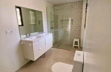 Mediterranean Villa - Private Pool , Garden & BBQ - Photo 23